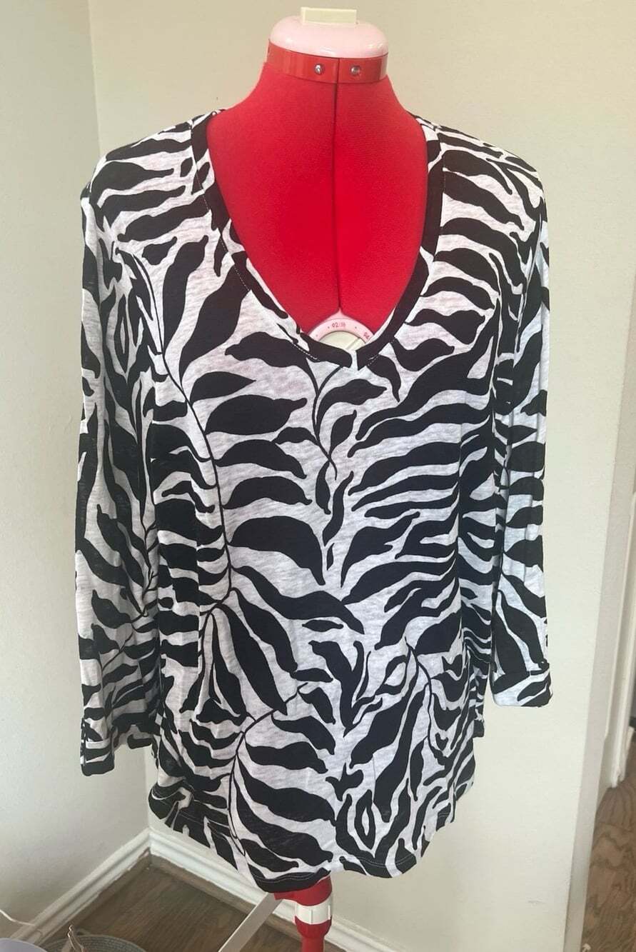 Chico’s Black and White Pull Over Linen Tunic size 3